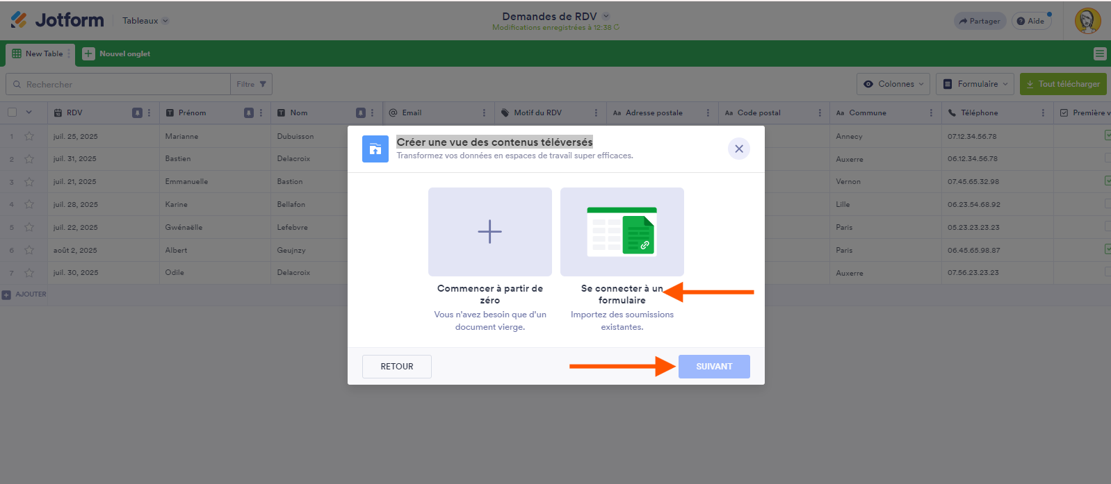 capture d'écran de la fenêtre contextuelle Créer une vue des contenus téléversés avec 2 flèches pointant vers Se connecter à un formulaire et le bouton Suivant dans les Tableaux Jotform