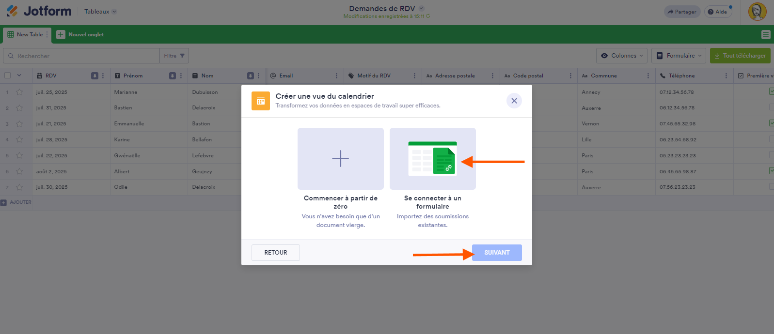 Capture d'écran de la fenêtre contextuelle Créer une vue du calendrier avec une flèche pointant vers l'option Se connecter à un formulaire et une flèche pointant sur le bouton Suivant dans les Tableaux Jotform