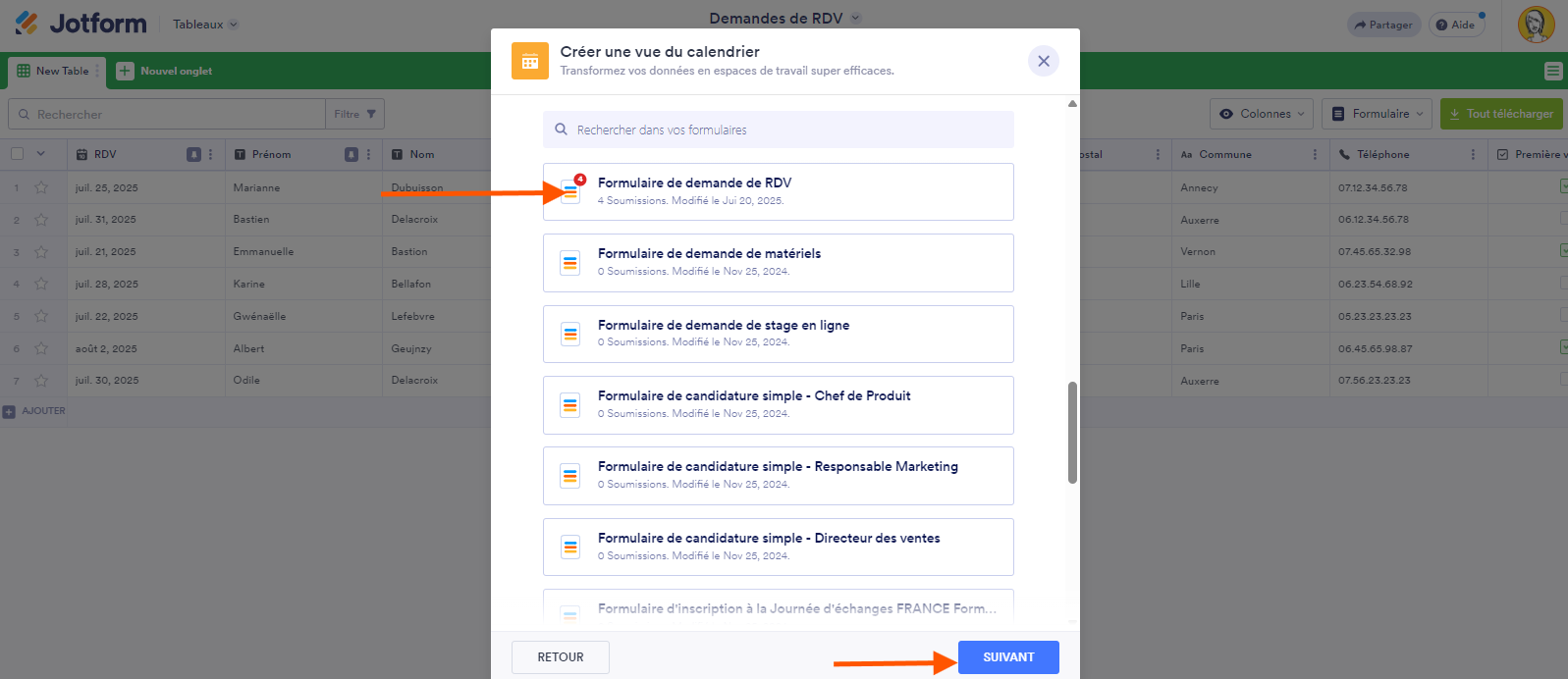 Capture d'écran de la fenêtre contextuelle Créer une vue du calendrier avec la liste des formulaires, une flèche pointant vers le Formulaire de demande de RDV et une flèche pointant sur le bouton Suivant dans les tableaux Jotform