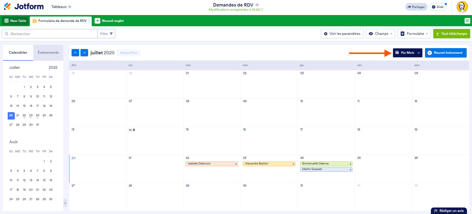 Capture d'écran du calendrier avec une vue par mois avec une flèche pointant sur l'option Par Mois dans les Tableaux Jotform