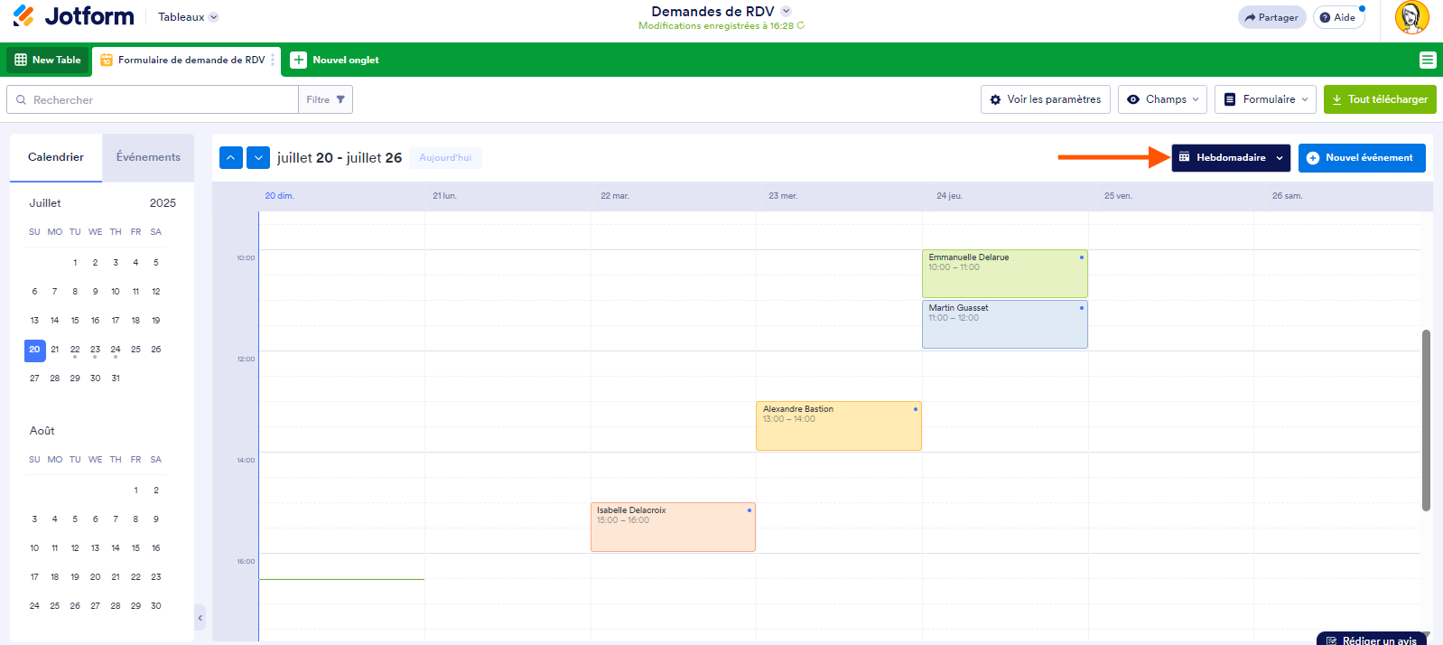 Capture d'écran du calendrier en vue hebdomadaire avec une flèche pointant vers l'option Hebdomadaire dans les Tableaux Jotform