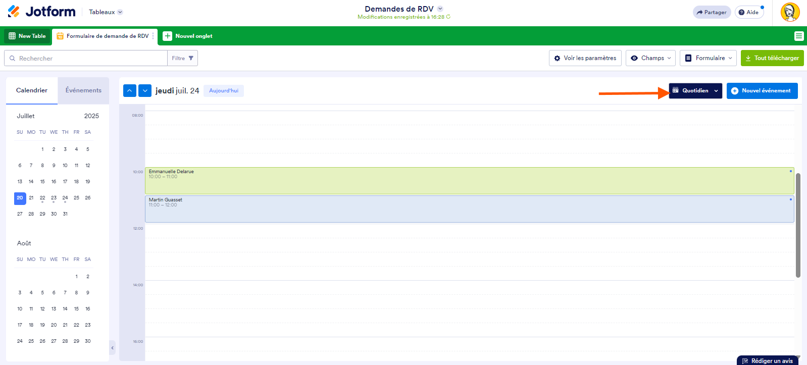 Capture d'écran du calendrier en vue Quotidien avec une flèche pointant vers l'option Quotidien dans les Tableaux Jotform