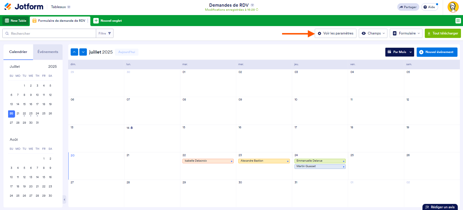 Capture d'écran du calendrier avec une flèche pointant vers le bouton Voir les paramètres dans l'onglet Vue Calendrier dans les Tableaux Jotform