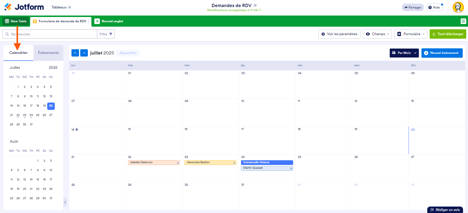 Capture d'écran du calendrier avec une flèche pointant sure Calendrier dans les Tableaux Jotform