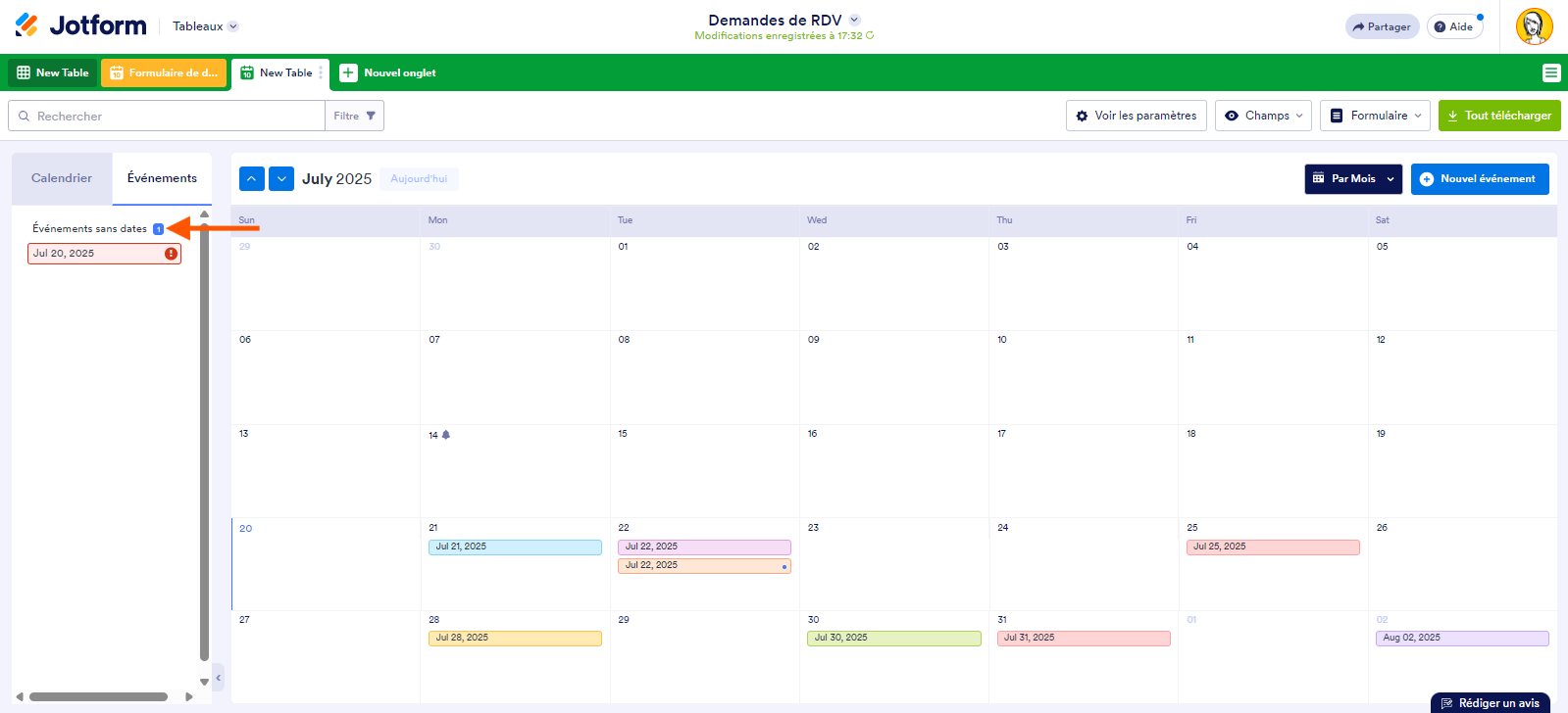 Capture d'écran du calendrier avec une flèche pointant vers l'option Événements sans dates dans les Tableaux Jotform