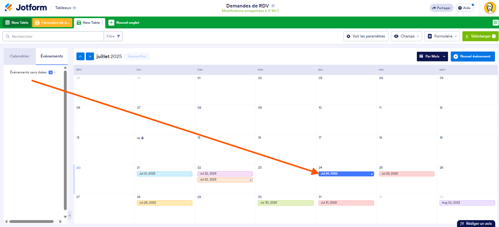 Capture d'écran du calendrier avec une flèche montrant que le rendez-vous sans date est maintenant intégré au calendrier par glisser-déposer dans les Tableaux Jotform