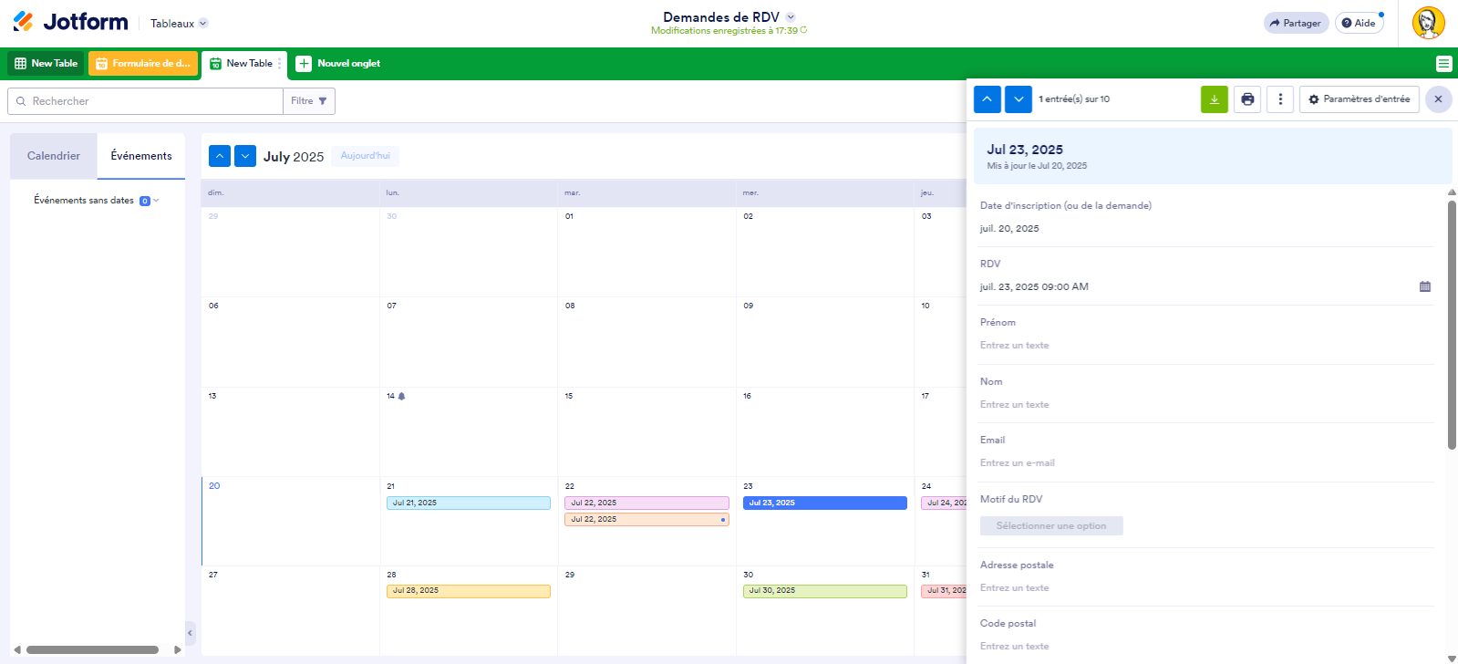 Capture d'écran du calendrier montrant un volet à droite de l'écran pour la création d'un nouveau rendez-vous à partir d'une date sélectionnée directement dans le calendrier dans les Tableaux Jotform