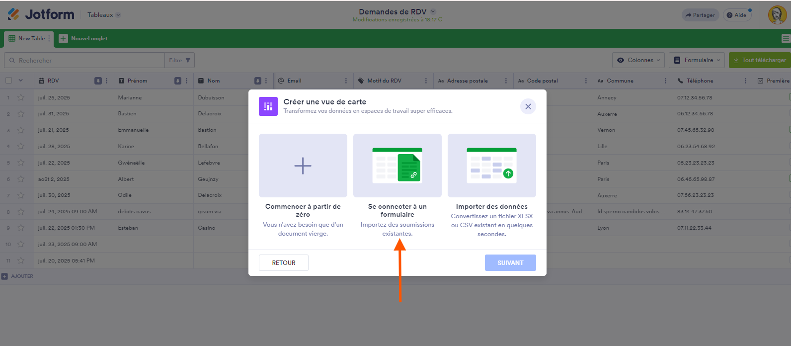 Capture d'écran de l'option Se connecter à un formulaire dans la fenêtre contextuelle Créer une vue de carte dans les Tableaux Jotform