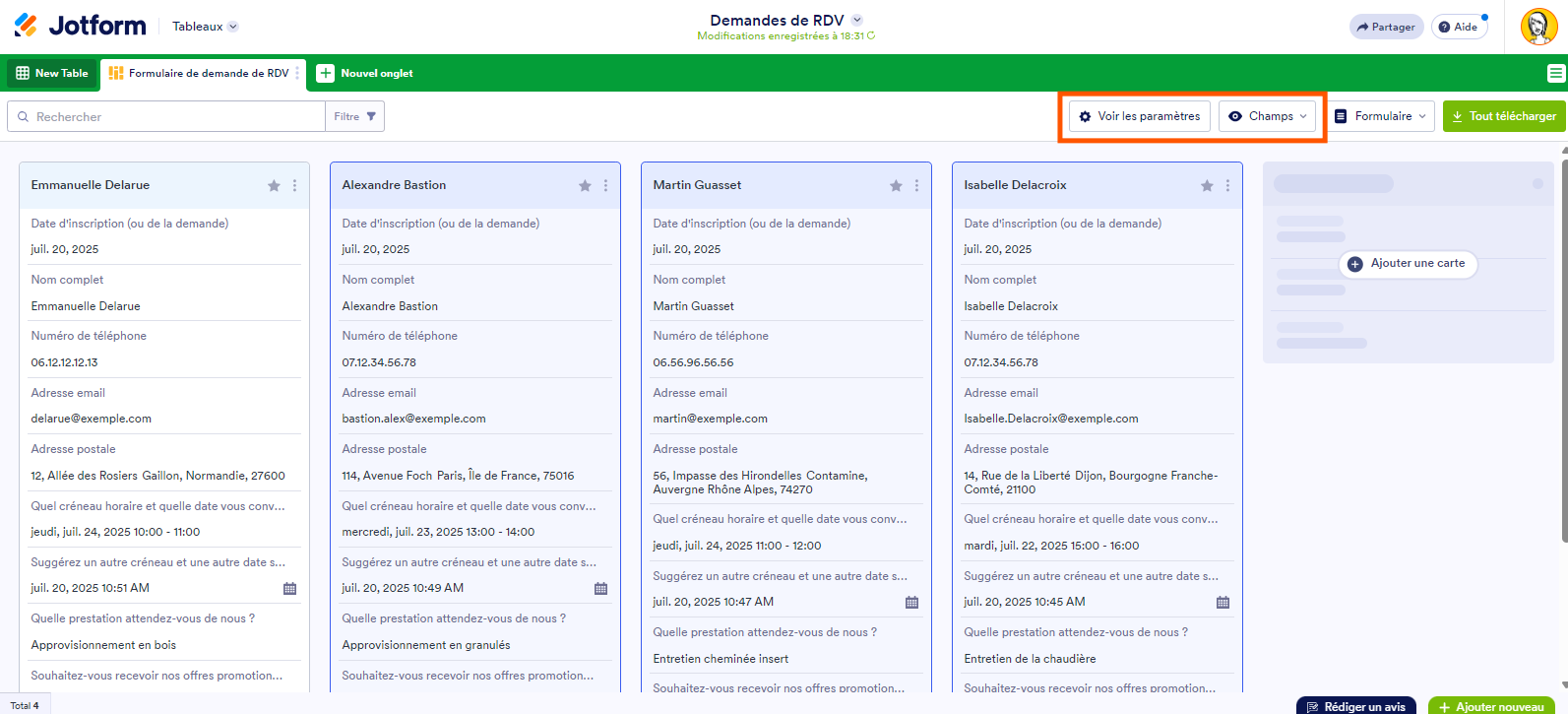 Capture d'écran des boutons Voir les paramètres et Champs dans la vue Cartes dans les Tableaux Jotform