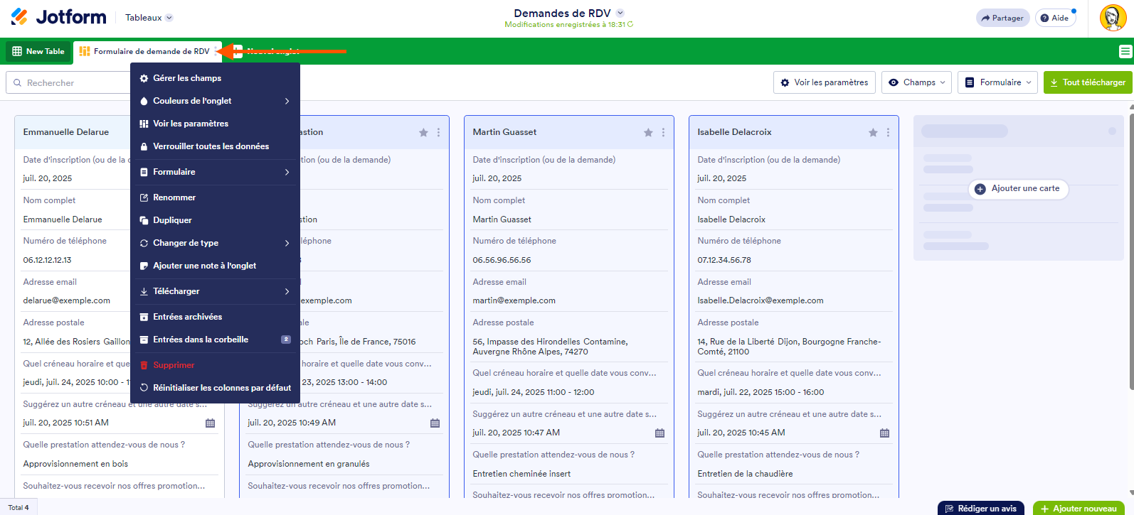 Capture d'écran du menu de l'onglet qui vient d'être créé pour la vue Cartes avec une flèche pointant sur les 3 points verticaux pour accéder à ce menu dans les Tableaux Jotform