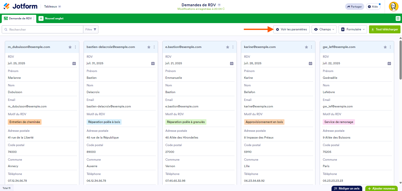 Capture d'écran du formulaire en vue Cartes avec une flèche pointant vers le bouton Voir les paramètres dans Jotform
