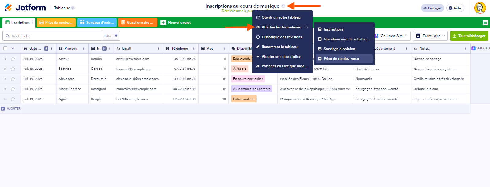 Capture d'écran du tableau avec une flèche pointant vers l'icône de flèche vers le bas et une autre pointant vers l'option et le menu Afficher les formulaires dans les Tableaux Jotform