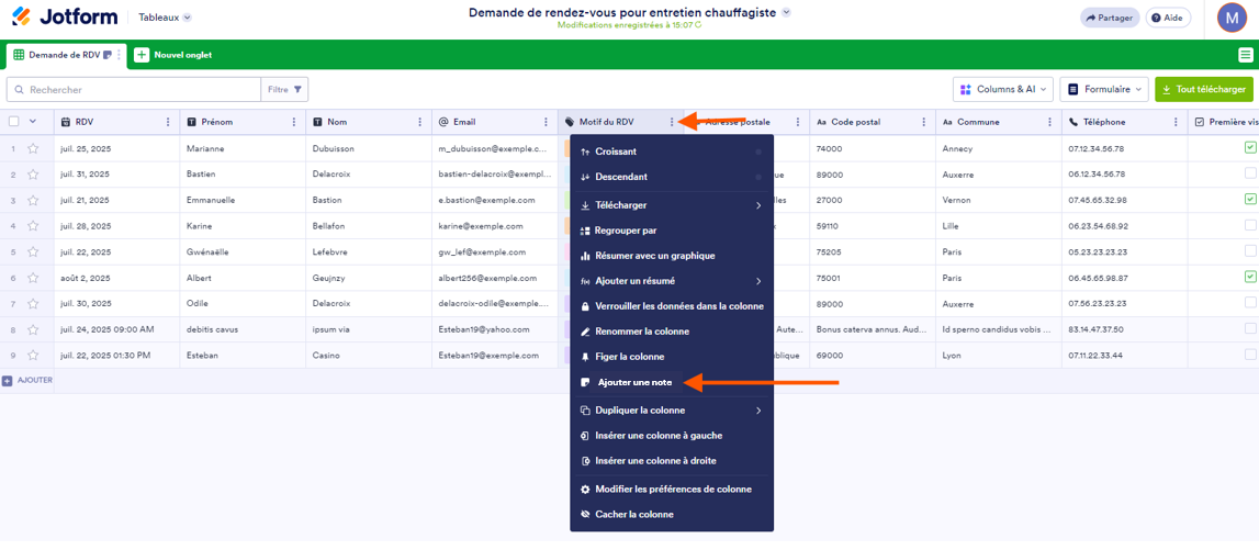 Capture d'écran de la liste déroulante de la colonne Motif du RDV du Tableau Jotform avec une flèche pointant sur les trois points verticaux pour ouvrir ce menu et une autre pointant sur l'option Ajouter une note