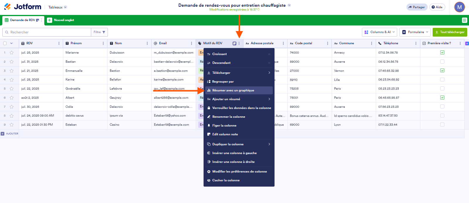 Capture d'écran d'un tableau avec une flèche pointant vers les trois points verticaux à côté du nom de la colonne et une autre pointant vers l'option Résumer avec un graphique dans la liste déroulante dans les Tableaux Jotform