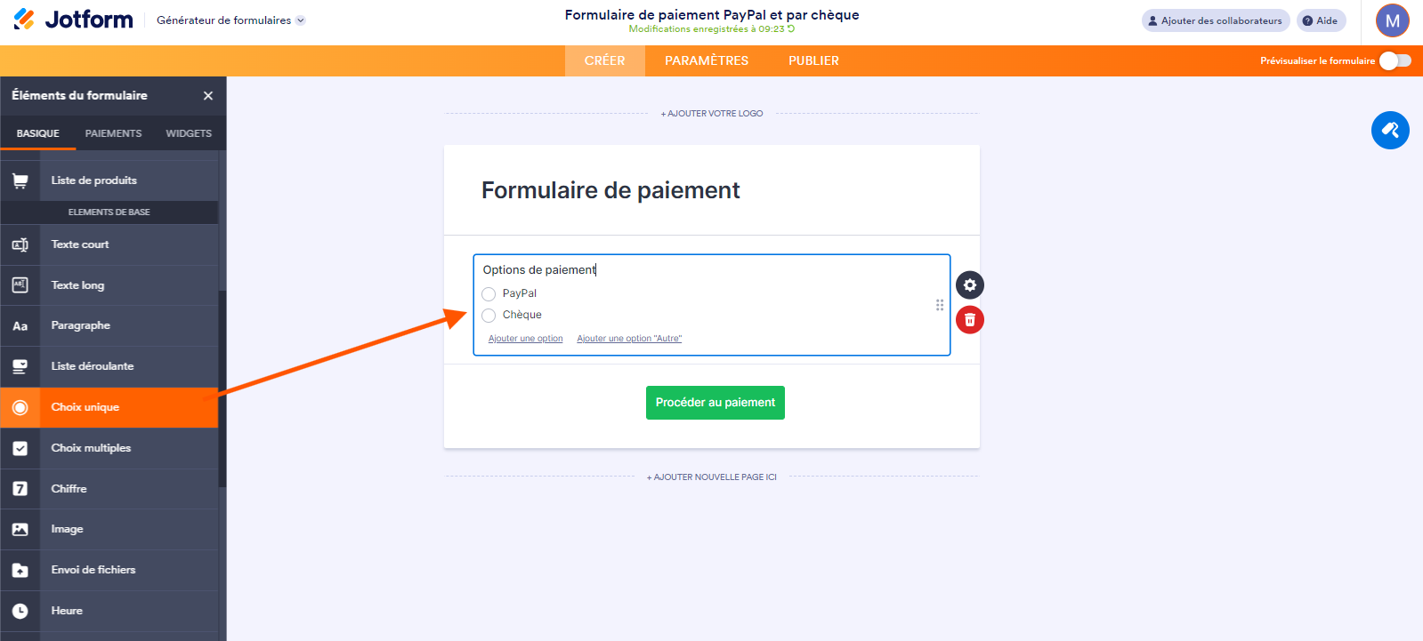 Capture d'écran d'un Formulaire de paiement avec une flèche depuis l'élément de base Choix unique pointant vers les options de paiement PayPal et Chèque dans le Générateur de formulaires Jotform