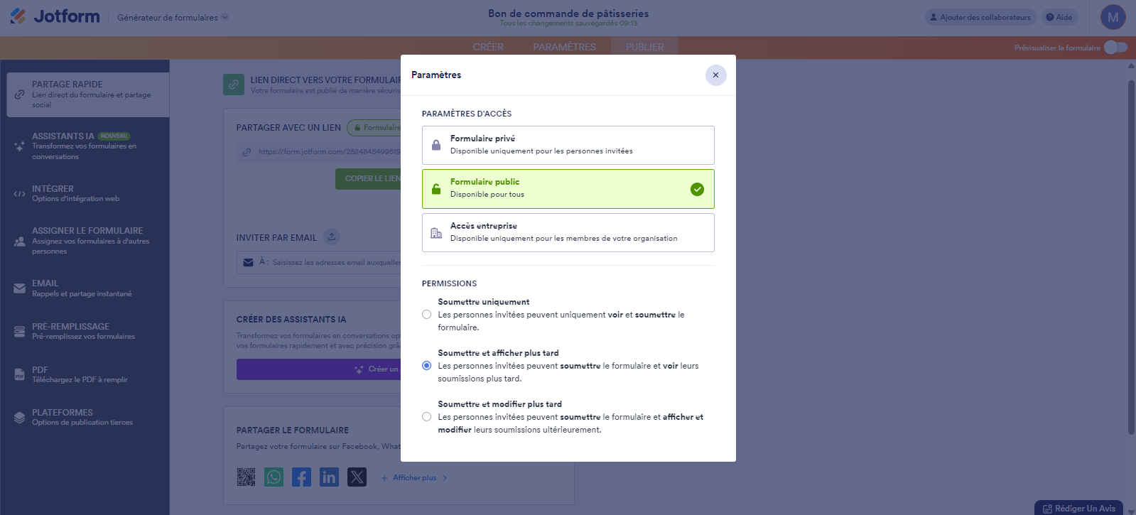 Capture d'écran d'un formulaire avec l'option Formulaire public sélectionnée dans la fenêtre modale des paramètres Partager avec un lien dans le Générateur de formulaires Jotform
