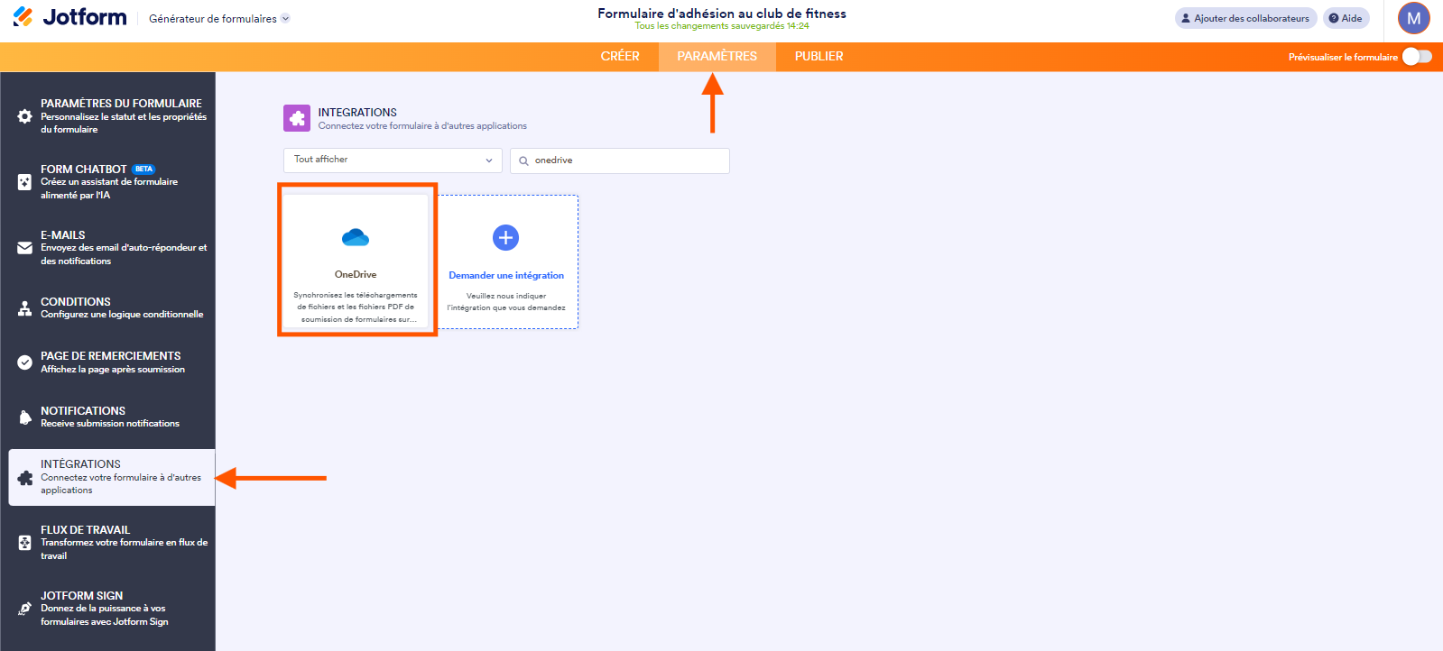 Capture d'écran d'un formulaire avec une flèche pointant sur l'onglet Paramètres en haut, une autre pointant vers l'option Intégrations, onedrive dans le champ de recherche et un encadré autour de l'option OneDrive, dans le Générateur de formulaires Jotform