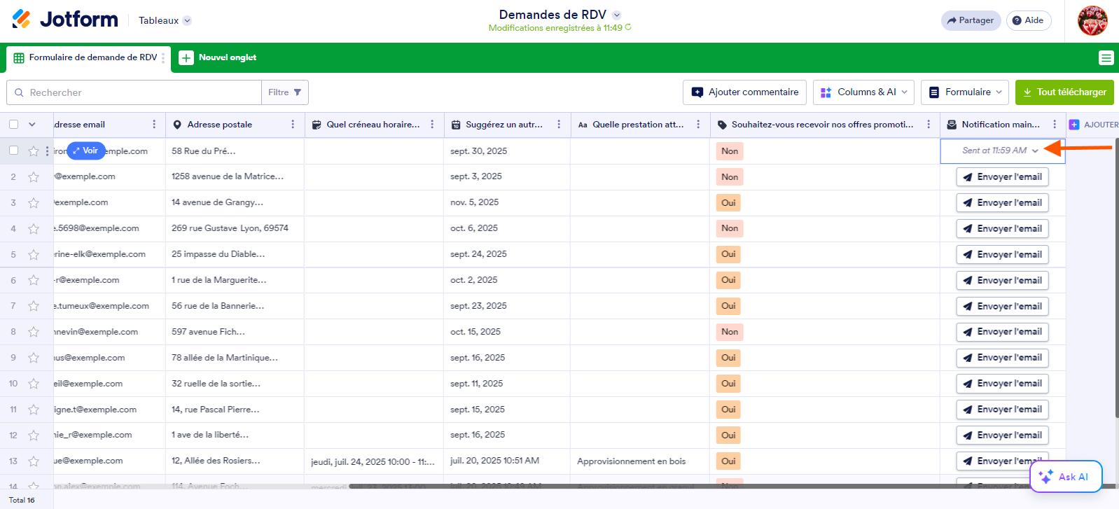 Capture d'écran de la nouvelle colonne avec une flèche pointant vers l'horodatage affiché sur l'un des boutons d'action Envoyer l'email  dans les Tableaux Jotform