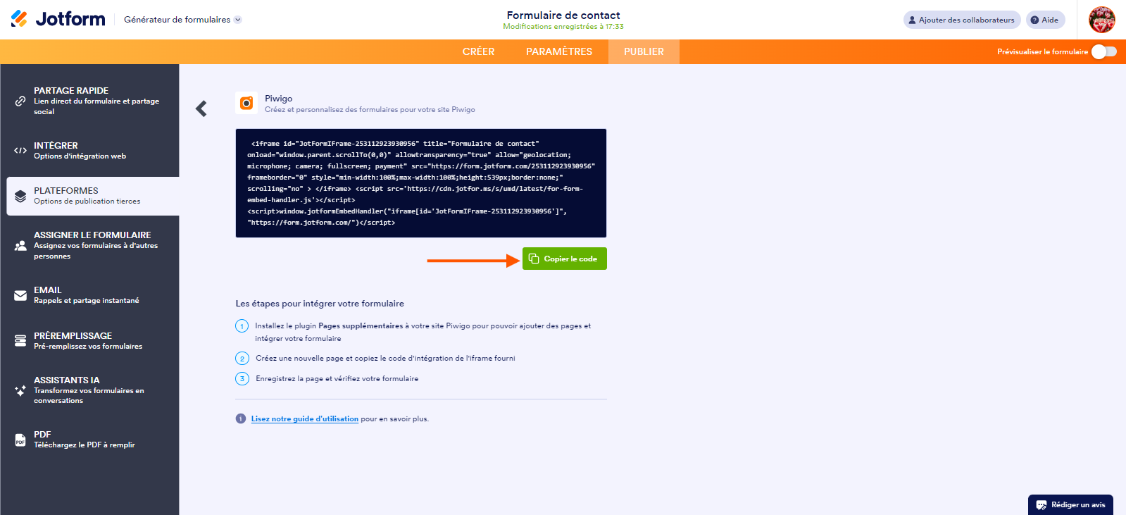 Capture d'écran de la page Piwigo dans le Générateur de formulaires Jotform avec une flèche pointant vers le bouton Copier le code