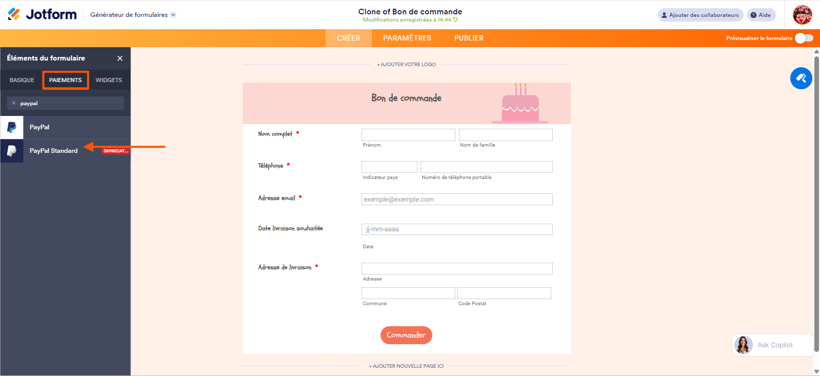 Capture d'écran d'un formulaire dans le Générateur de formulaire Jotform avec un encadré autour de l'onglet Paiements dans le volet Éléments de formulaire et une flèche pointant vers PayPal Standard