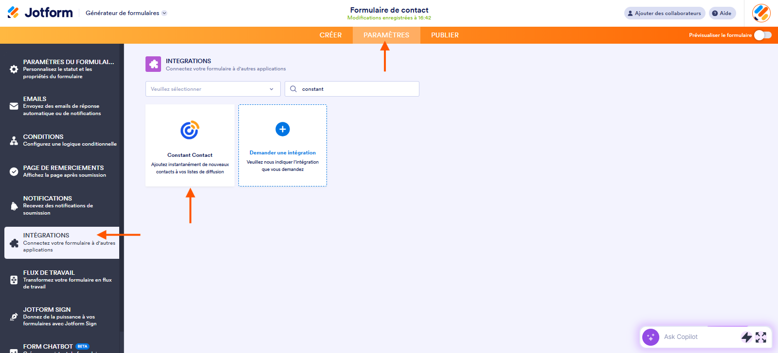 Capture d'écran de la page d'intégration Constant Contact dans le Générateur de formulaires Jotform avec une flèche pointant vers Paramètres, une autre pointant vers Intégrations et une troisième pointant vers Constant Contact dans les résultats de recherche