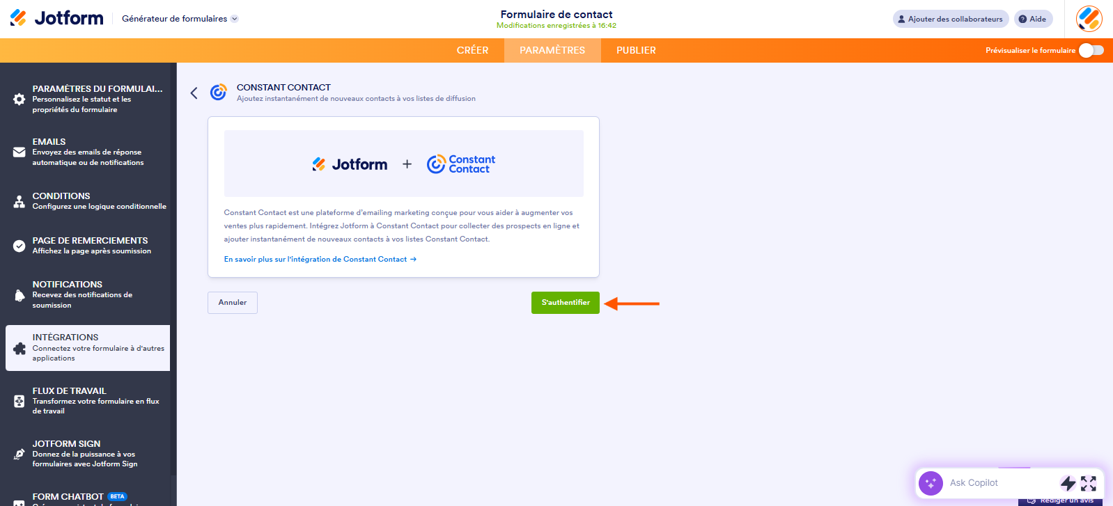 Capture d'écran de la page d'intégration Constant Contact dans le Générateur de formulaires Jotform avec une flèche pointant vers le bouton S'authentifier