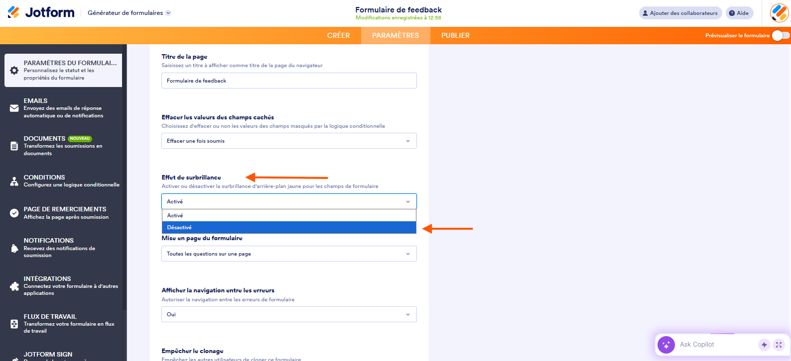 Capture d'écran de la page Paramètres du formulaire Jotform avec une flèche pointant vers la section Effet de surbrillance et une autre vers l'option Désactivé