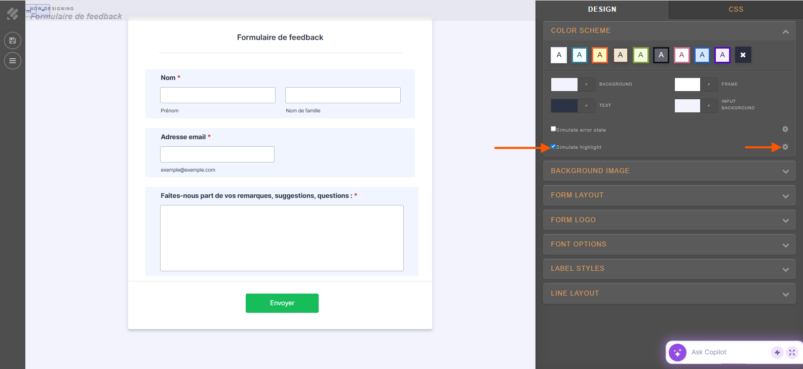 Capture d'écran de la page du Concepteur de formulaires de Jotform avec une flèche pointant vers l'option Simuler la surbrillance cochée et une autre vers l'icône d'engrenage en bout de ligne dans la section Schéma de couleurs