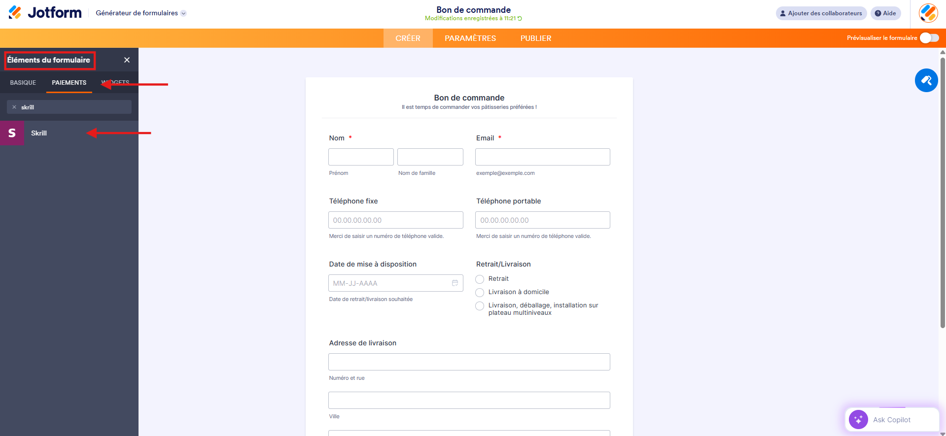 Capture d'écran du volet Éléments du formulaire dans le Générateur de formulaires Jotform avec une flèche vers l'onglet Paiements et une autre vers Skrill