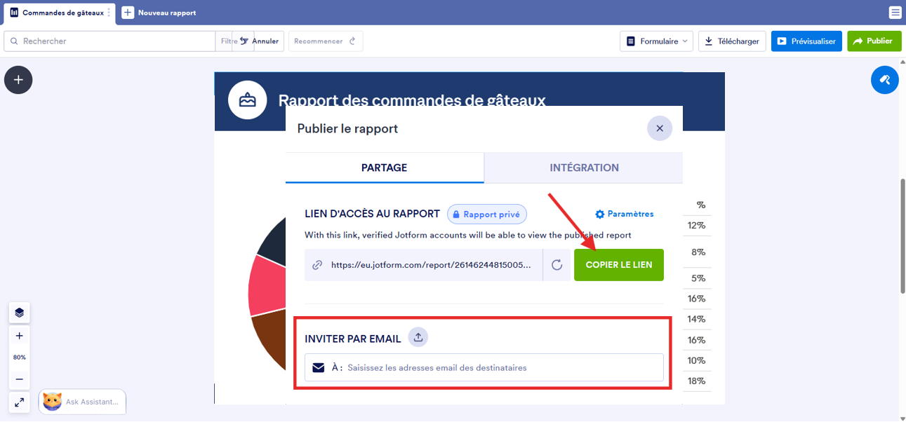 Capture d'écran d'un Rapport des commandes de gâteaux dans le Générateur de rapports Jotform avec la fenêtre modale Publier le rapport, une flèche vers le bouton Copier le lien et un encadré autour de la section Inviter par email