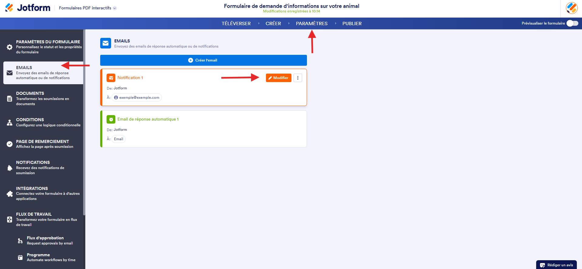 Capture d'écran de la page Emails dans l'interface Formulaires PDF interactifs Jotform avec une flèche vers l'onglet Paramètres, une autre vers Emails à gauche et une troisième vers le bouton Modifier