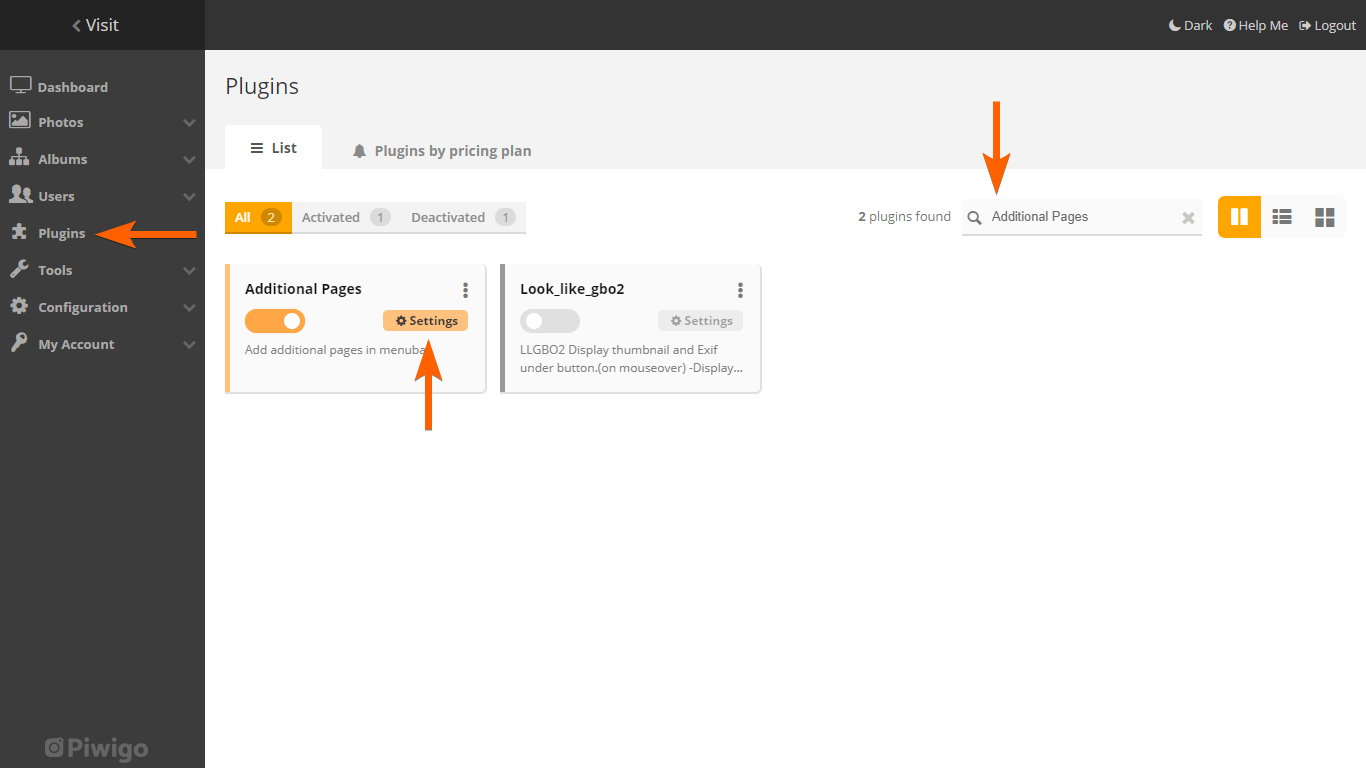 Capture d'écran de la page d'administration Piwigo avec une flèche pointant vers Plugins dans le volet de gauche, une autre pointant vers le champ de recherche avec Addition pages saisi et une troisième pointant vers le bouton Settings de l'option Additional Pages qui s'est affichée