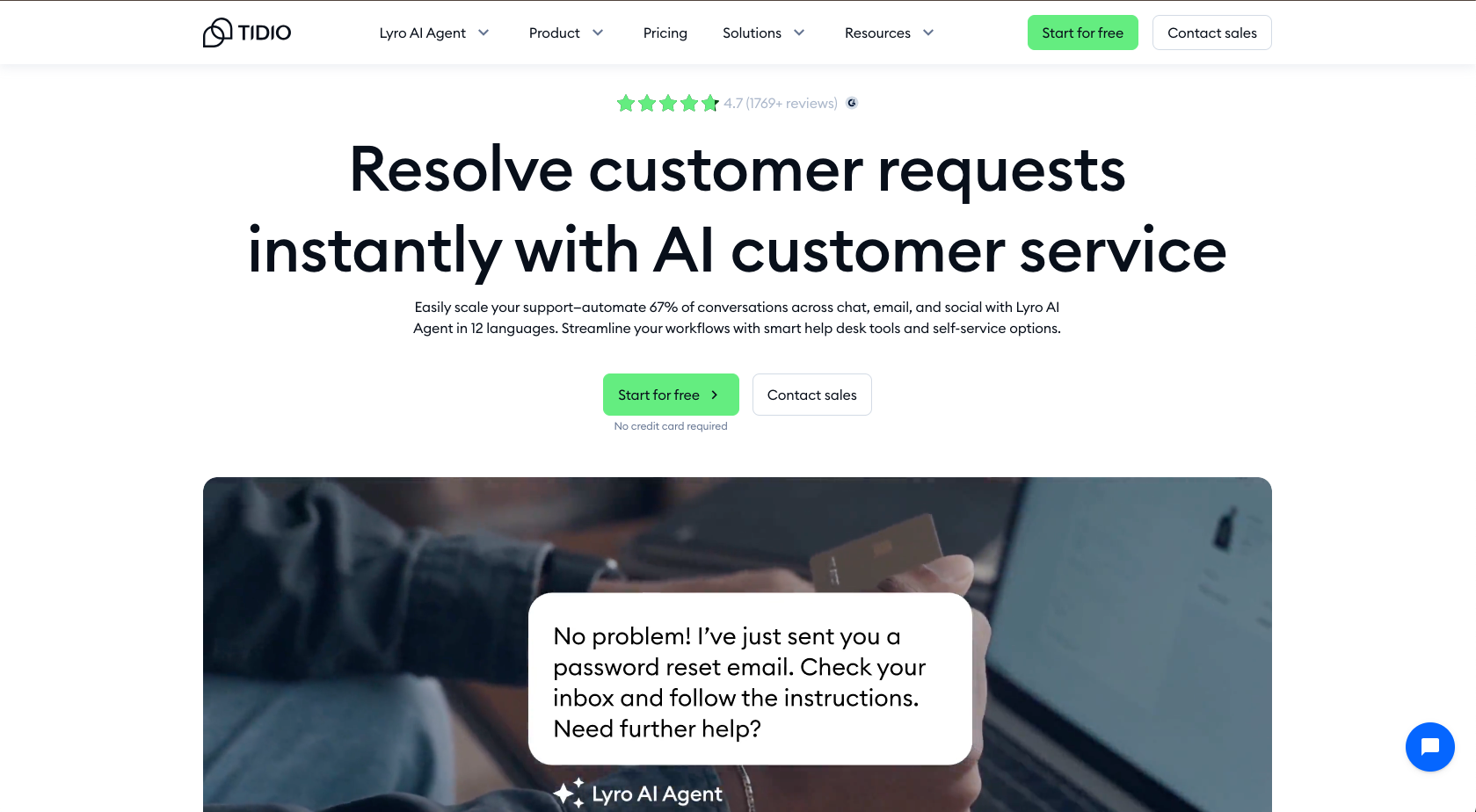 Screenshot der Tidio-Homepage mit den Worten resolve customer requests instantly with AI customer service