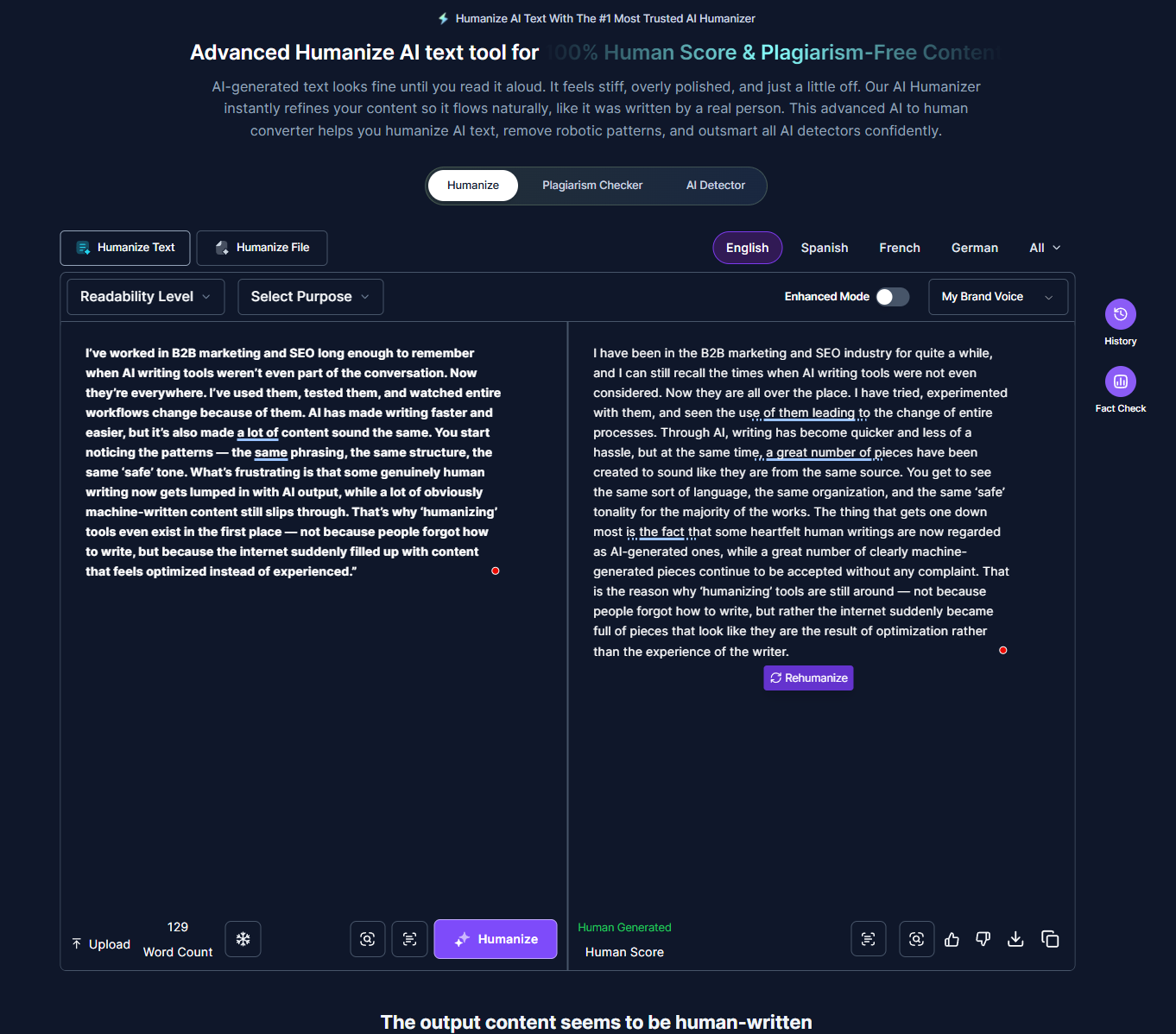 Interfaz de herramienta avanzada de humanización de IA con dos paneles de texto, controles de idioma y legibilidad, y un mensaje indicando que el resultado parece escrito por humanos