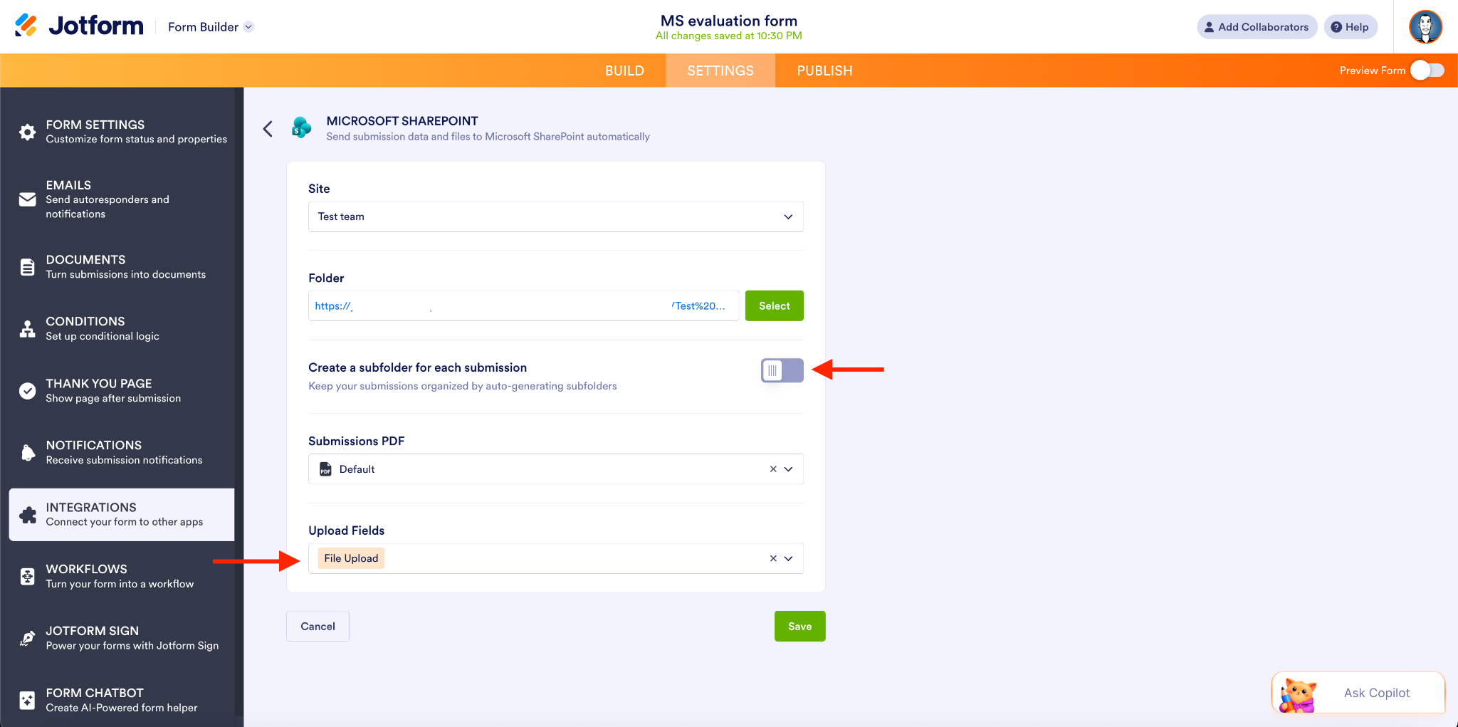 Capture d'écran de l'interface Microsoft SharePoint dans le Générateur de formulaires Jotform montrant l'option Créer un nouveau sous-dossier pour chaque soumission désactivée et une flèche pour ajouter un champ Téléchargement de fichier comme Champ de téléchargement