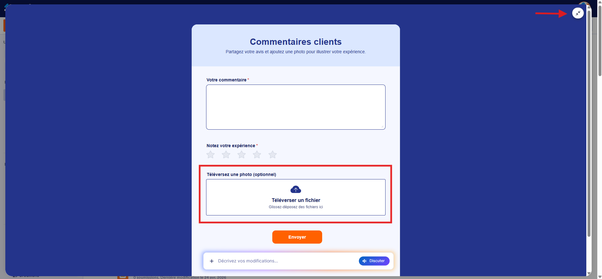 Capture d'écran du formulaire de commentaires clients généré par Jotform AI avec une flèche vers la double flèche en haut à droite de l'écran pour agrandir le formulaire et un encadré autour du champ de téléversement de fichiers