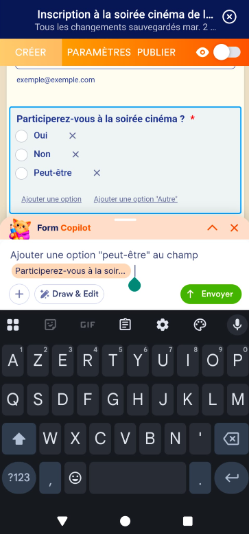 Capture d'écran du formulaire dans l'application Jotform Mobile avec un prompt avec le Copilote Jotform sur un appareil mobile
