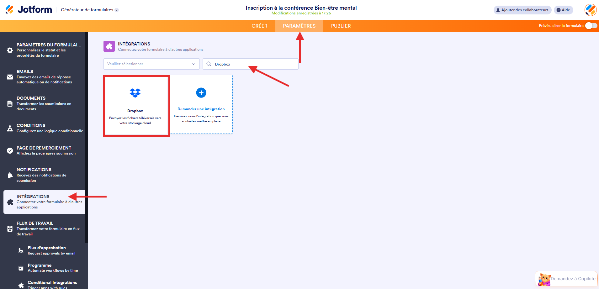 Capture d'écran de la page Intégrations dans le Générateur de formulaires Jotform avec une flèche pointant vers Paramètres, une autre vers Intégrations, une troisième vers Dropbox saisi dans la zone de recherche et un encadré autour de Dropbox