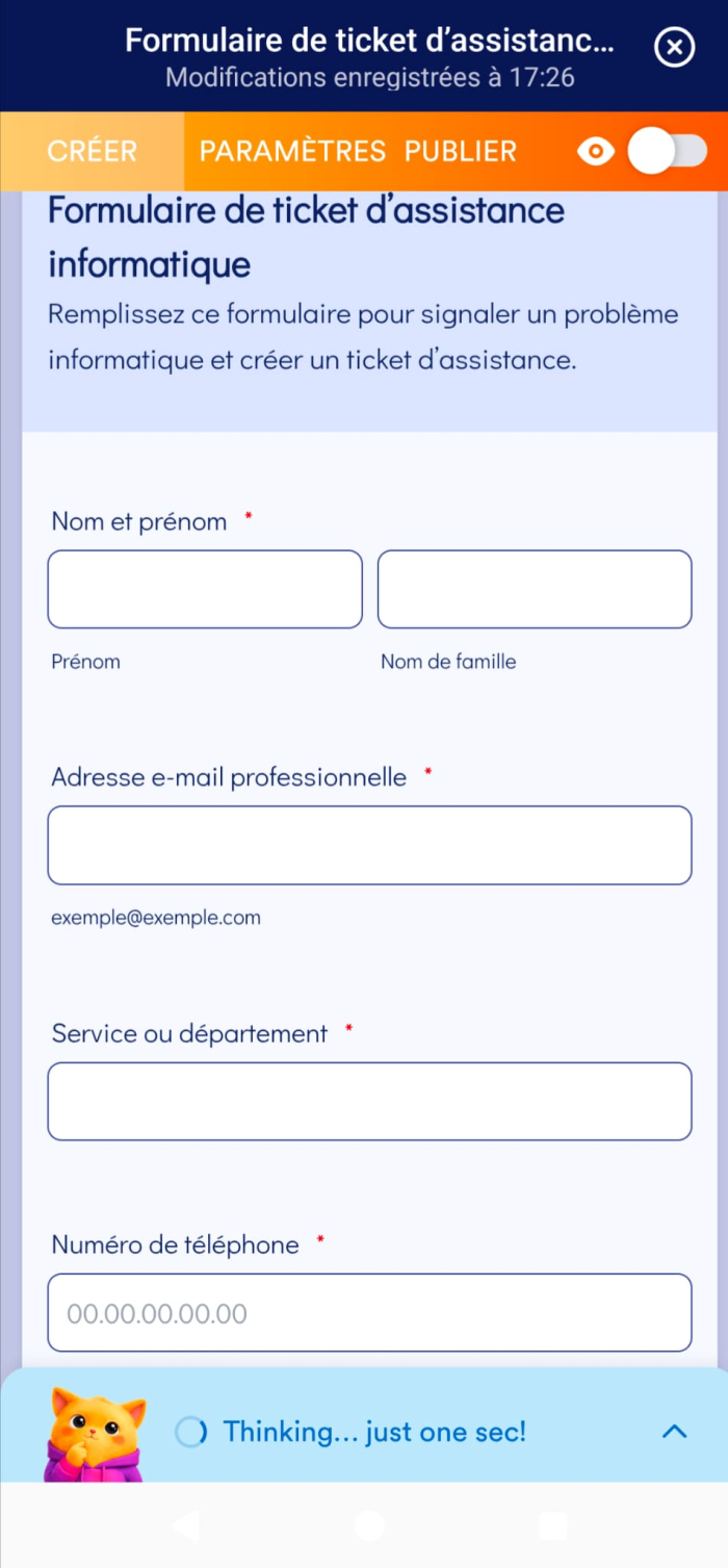 Capture d'écran du formulaire dans l'application Jotform Mobile avec le Copilote Jotform en cours de réflexion en bas de la version mobile de Jotform AI